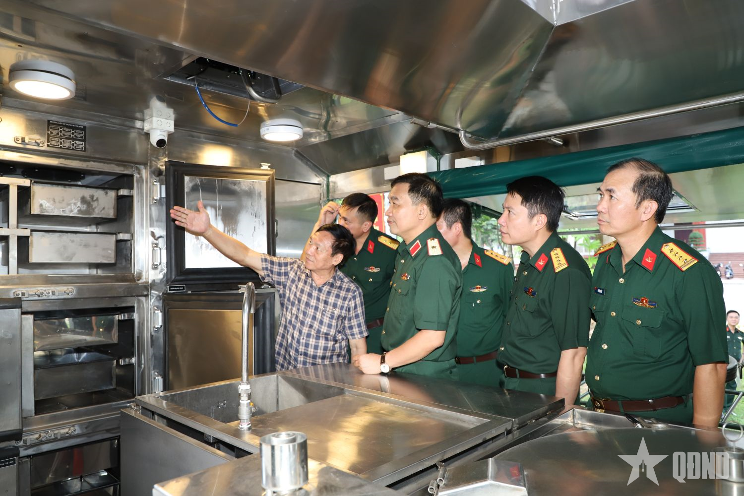Tổng cục Hậu cần - Kỹ thuật nghiệm thu 16 xe bếp tự hành